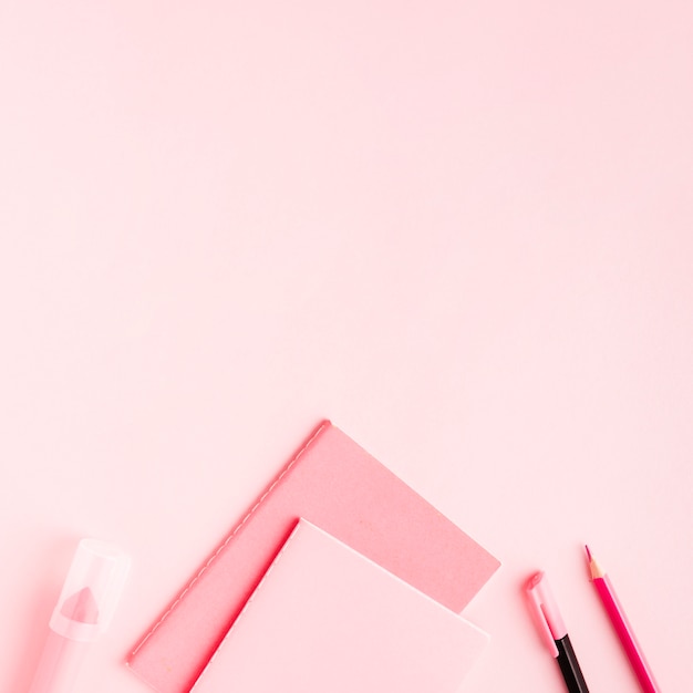 Articoli per ufficio rosa su superficie colorata