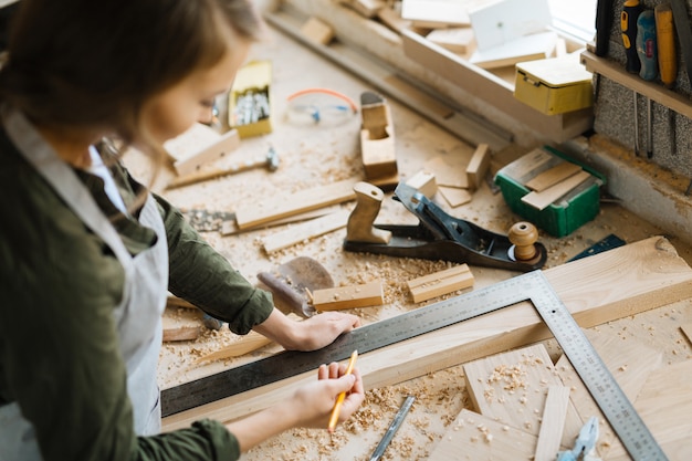 Artigiana sicura avvolta nel lavoro