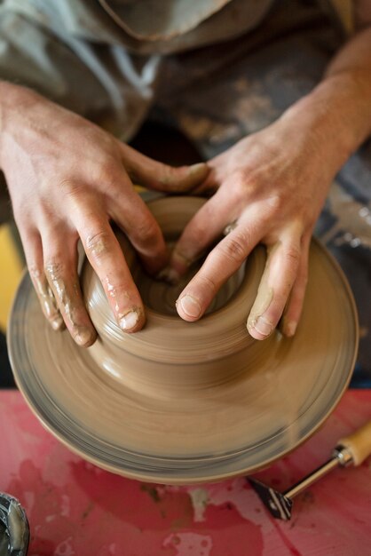 Artigiano che fa ceramiche nell'angolo alto dello studio