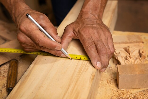 Artigiano che fa il taglio del legno