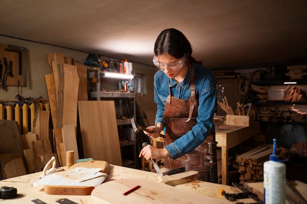 Artigiano di tiro medio che fa il taglio del legno