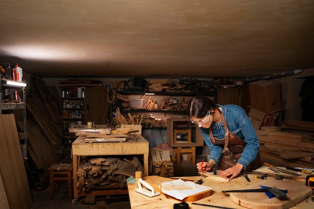 Artigiano di tiro medio che fa il taglio del legno