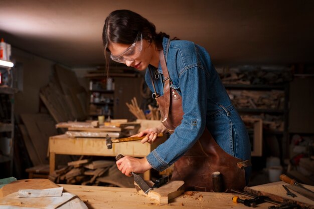 Artigiano di tiro medio che fa il taglio del legno