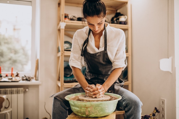 Artigiano donna presso un negozio di ceramiche