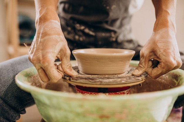 Artigiano donna presso un negozio di ceramiche