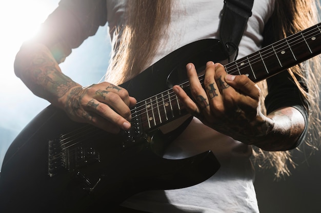 Artista che suona la chitarra elettrica