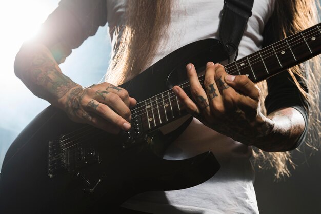 Artista che suona la chitarra elettrica