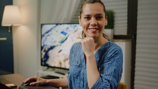 Artista della fotografia che lavora al progetto di editing presso lo studio