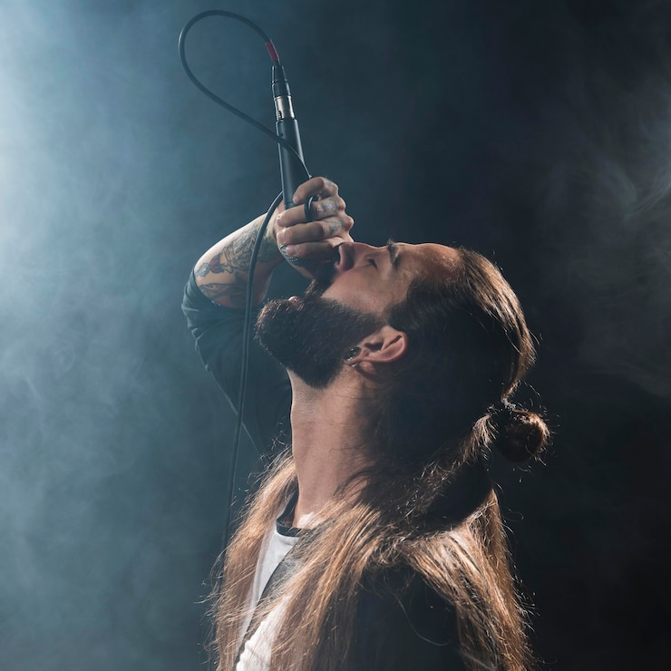 Foto gratuito artista di capelli lunghi che canta sul palco