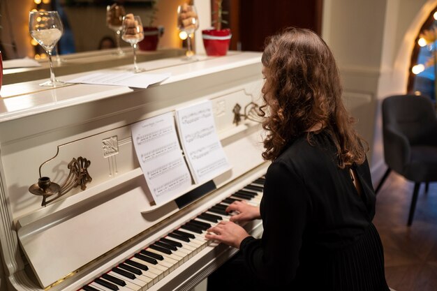 Artista di tiro medio che suona il pianoforte