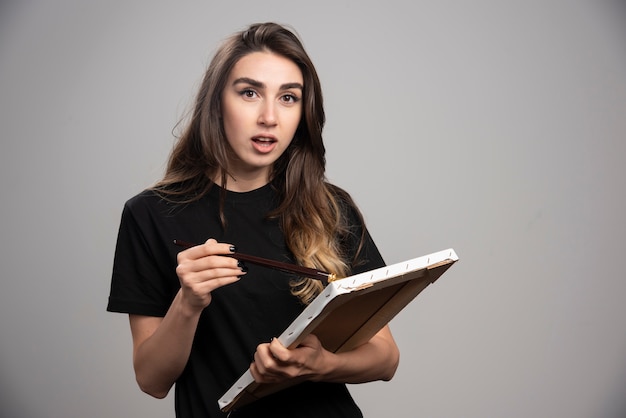 Artista femminile con pennello e tela