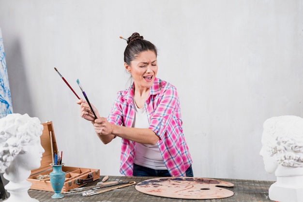 Artista femminile divertendosi