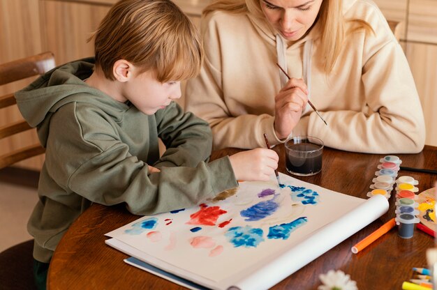 Artisti del primo piano che dipingono all'interno