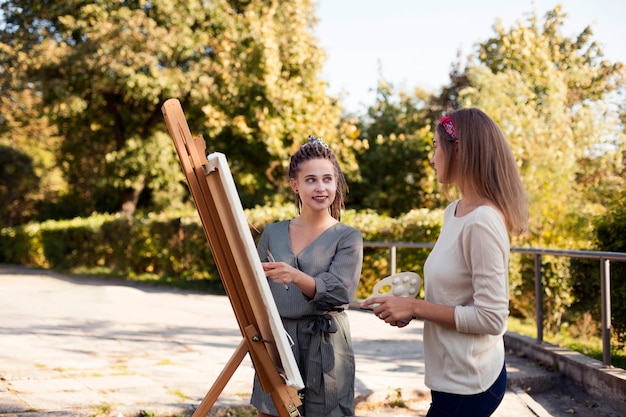 Artisti femminili all&#39;aperto