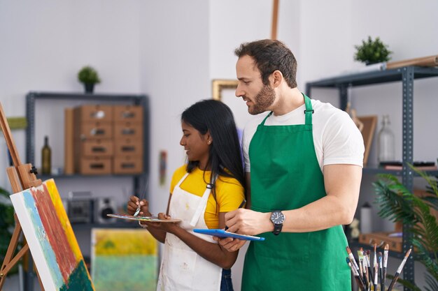 Artisti uomo e donna che utilizzano il disegno del touchpad presso lo studio d'arte