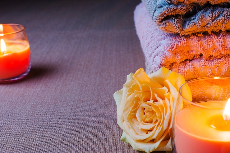 Foto gratuito asciugamani e candele accese