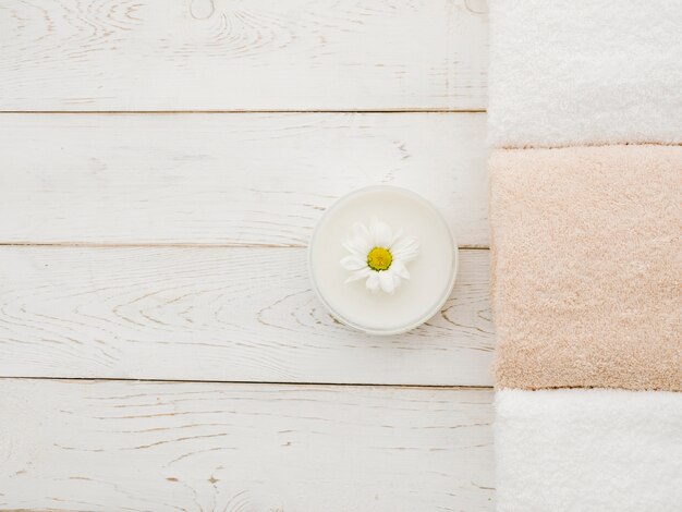 Asciugamani e crema da vista superiore per spa