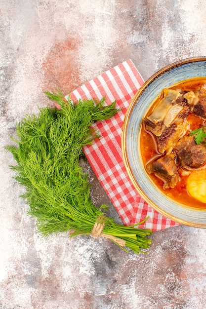 Asciugamano da cucina per zuppa di bozbash fatto in casa vista dall'alto un mucchio di aneto sulla superficie nuda