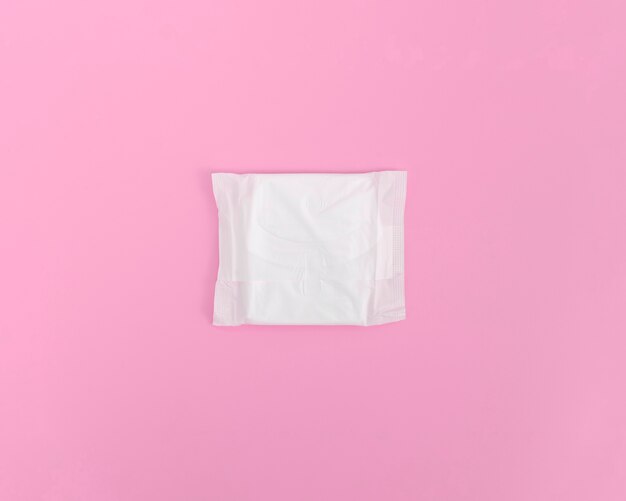 Asciugamano sanitario chiuso su fondo rosa