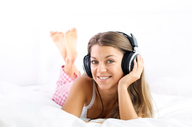 Ascoltando musica sul letto