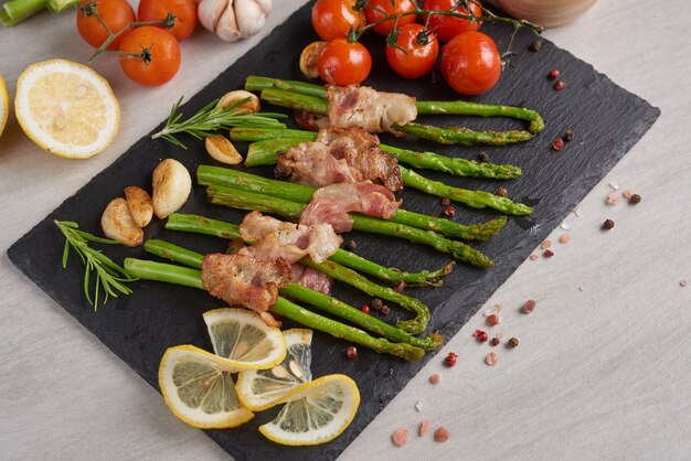 Asparagi al forno con pancetta e spezie.