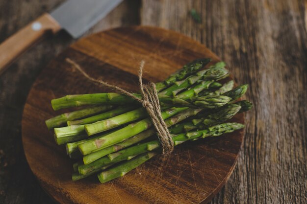 Asparagi sul tavolo