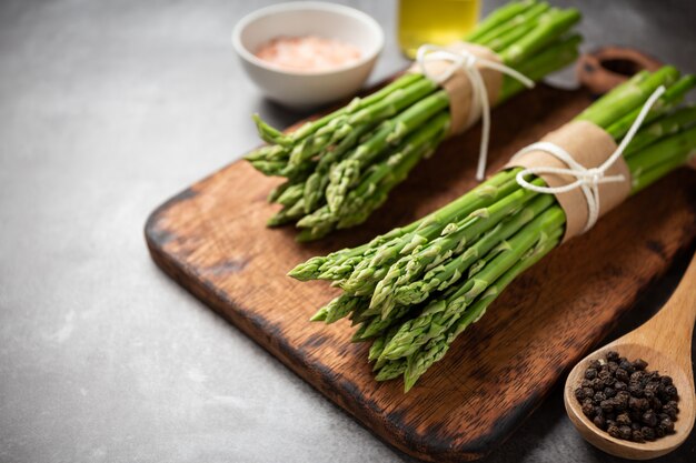 Asparagi verdi freschi sul tavolo.