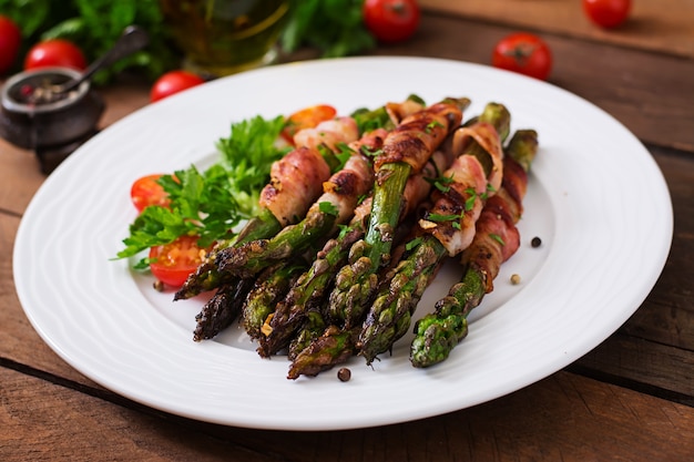 Asparagi viola grigliati avvolti con pancetta