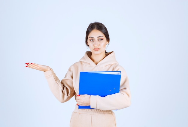 Assistente con una lista di controllo che punta a qualcuno a sinistra