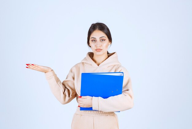 Assistente con una lista di controllo che punta a qualcuno a sinistra