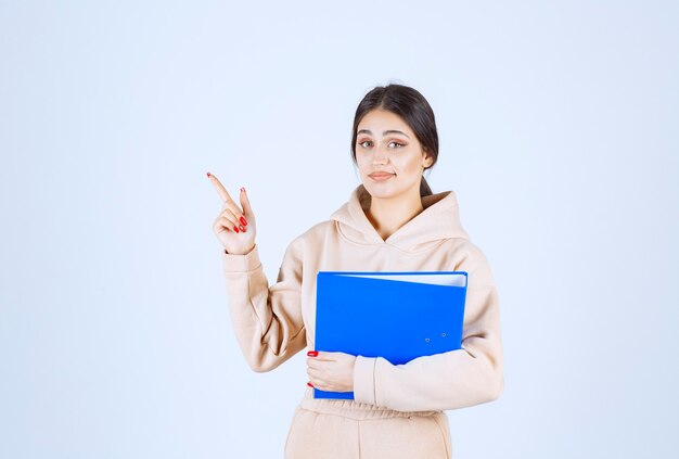 Assistente con una lista di controllo che punta a qualcuno a sinistra