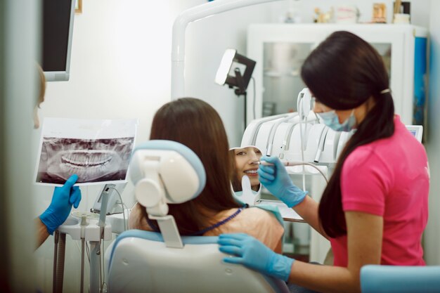 Assistente dentista e paziente in clinica.