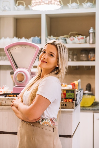 Assistente di pasticceria di vista frontale