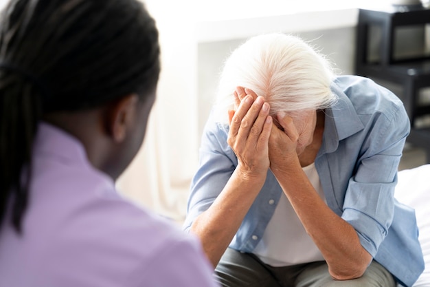 Assistente sociale che si prende cura di una donna anziana