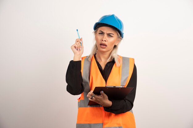 Assistente tecnico femminile che ha litigare su priorità bassa bianca. Foto di alta qualità