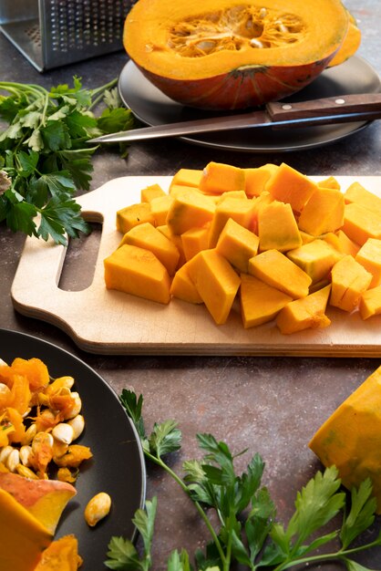 Assortimento ad alto angolo con deliziosa zucca