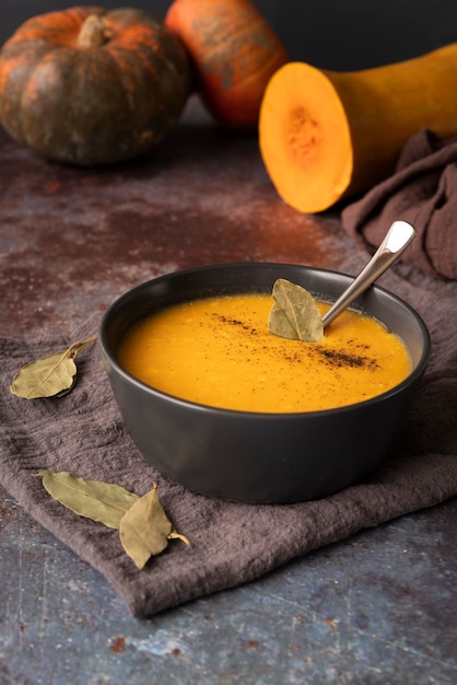 Assortimento ad alto angolo con deliziosa zuppa di zucca