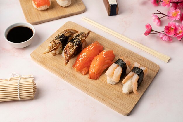 Assortimento ad alto angolo di prelibatezze sushi