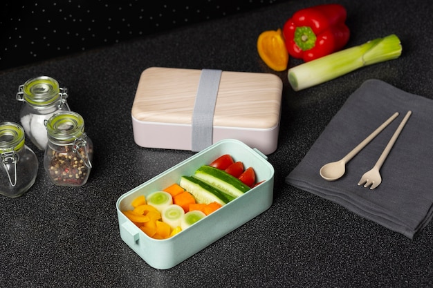 Assortimento ad angolo alto di bento box giapponesi