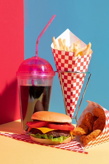 Assortimento alimentare con tazza di succo e pepite