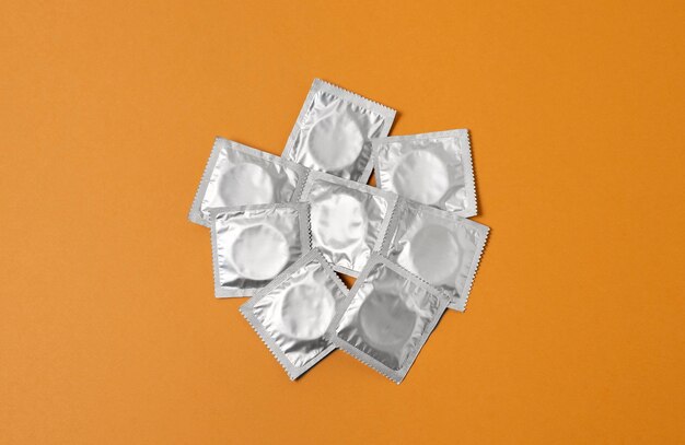 Assortimento astratto di salute sessuale con preservativo