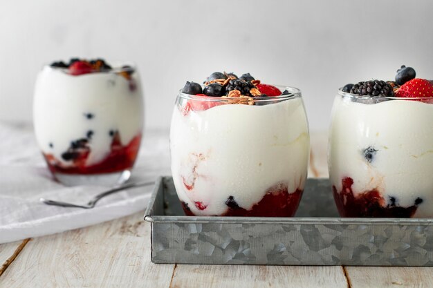 Assortimento bicchieri yogurt alla frutta