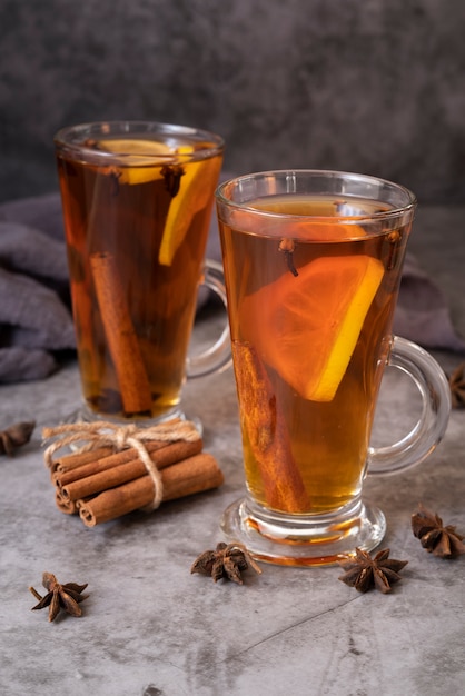 Assortimento con bicchieri di tè e bastoncini di cannella