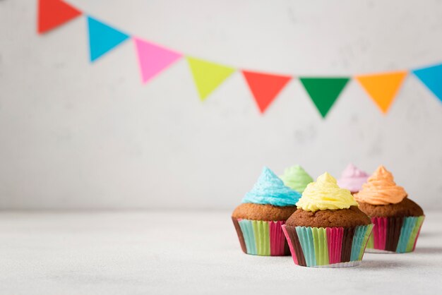 Assortimento con gustosi muffin per la festa