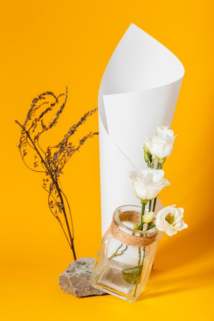 Assortimento con rose bianche in vaso con cono di carta
