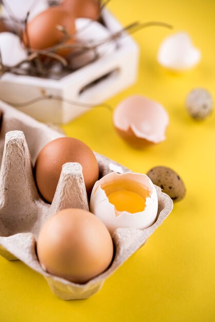 Assortimento con uova ad alto angolo