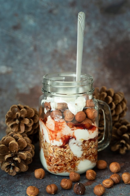 Assortimento con vaso con delizioso deserto