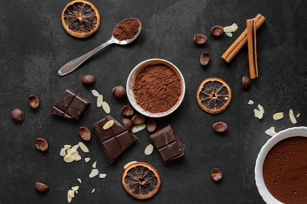 Assortimento creativo di deliziosi prodotti al cioccolato