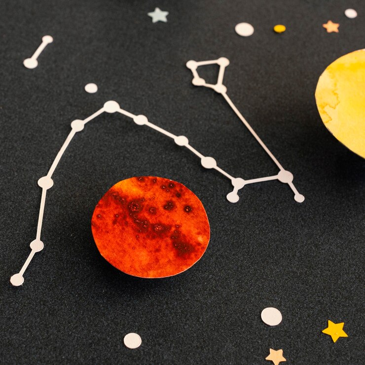 Foto gratuito assortimento creativo di pianeti di carta