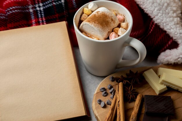 Assortimento dall'alto di elementi hygge invernali